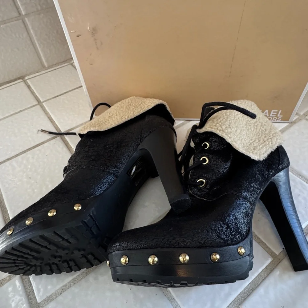 MICHAEL Michael Kors Black Lace-Up Platform Ankle Boots with Shearling Cuff - Picture 4 of 7